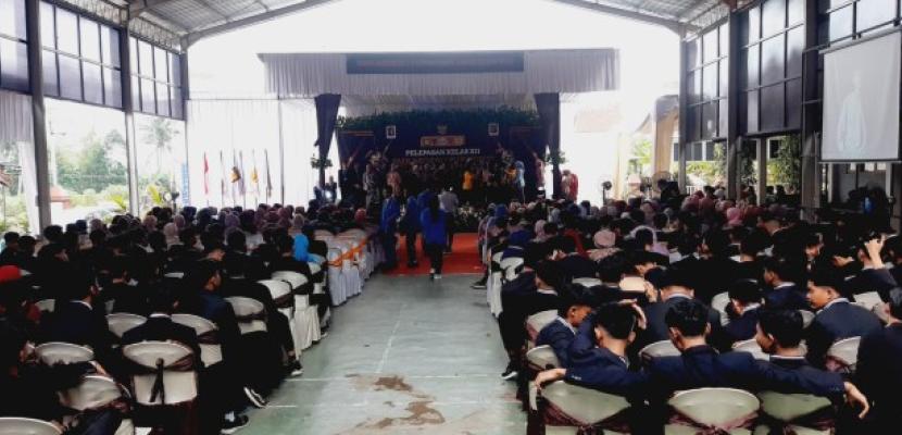 PENYERAHAN KELAS XII ANGKATAN KELULUSAN XIII KEPADA KOMITE SEKOLAH